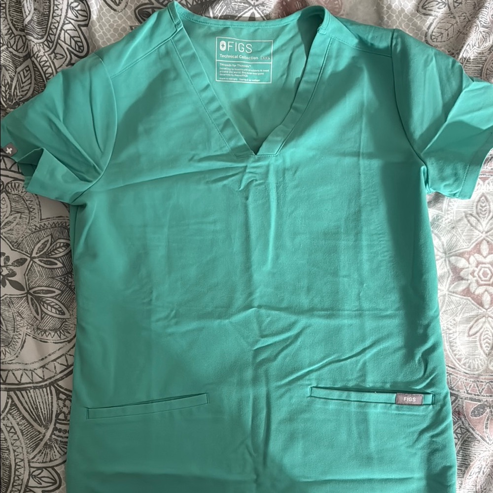 FIGS Three-Pocket Scrub Top